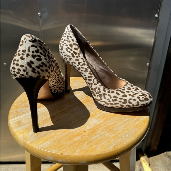 Women’s size 9B Faux fur BCBG platform heels. Wood pattern heel. - Picture 3 of 4